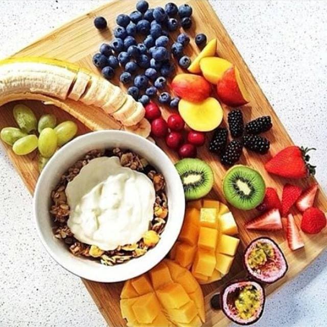 Alimentation saine avec de beaux produits frais et crus. Multipliez les couleurs !